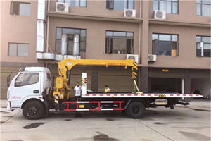 古城附近汽车轮胎更换